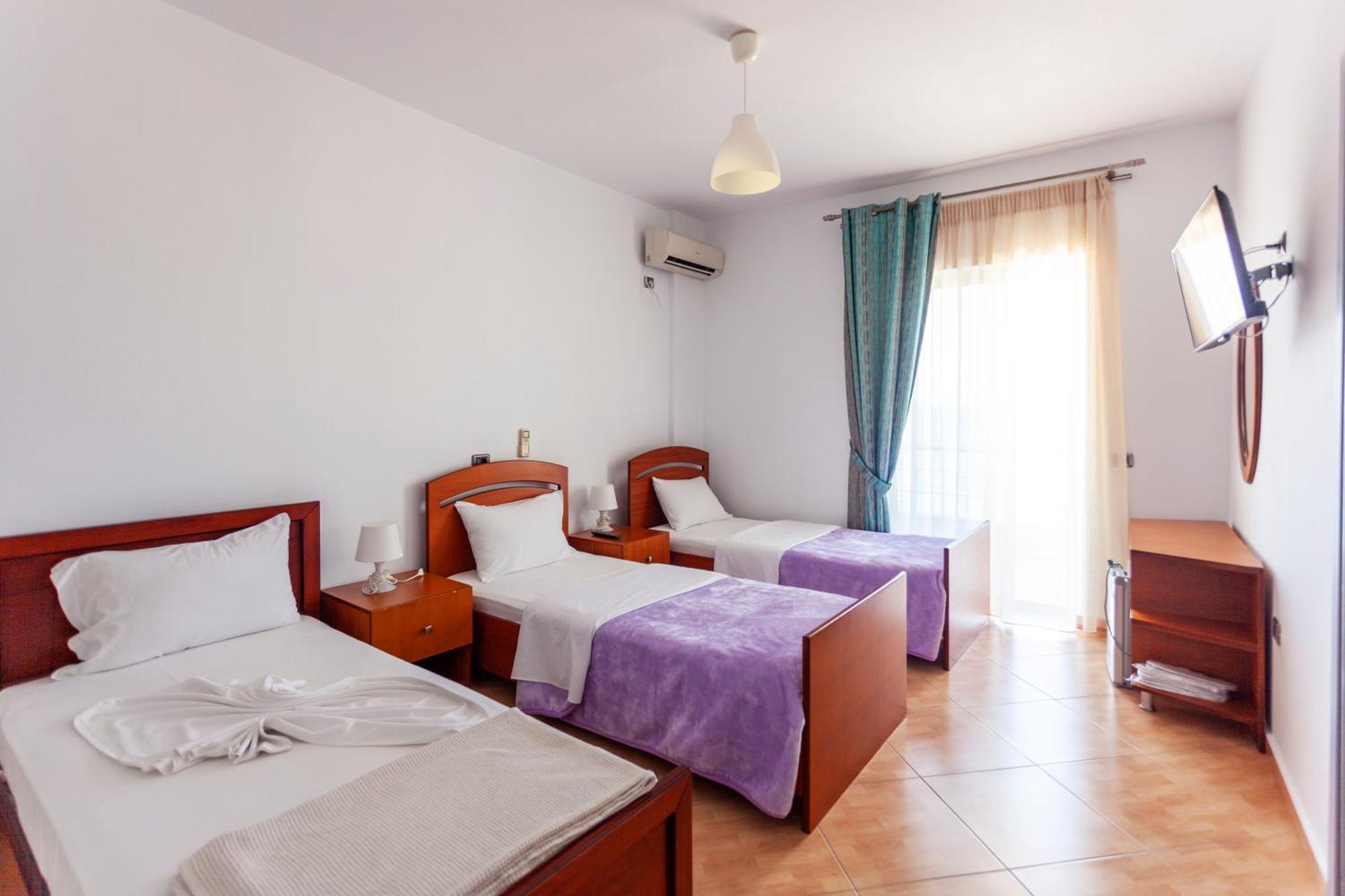 Dhima Hotel Himare Exterior photo